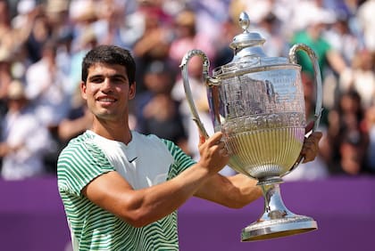 Carlos Alcaraz ganó su primer torneo en césped en Quuen's, pero sabe que no es favorito para Wimbledon