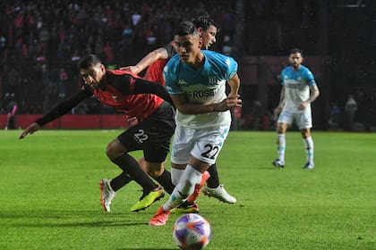 Carlos Alcaraz ingresó en el primer tiempo por el lesionado Emiliano Vecchio y Racing intensificó su búsqueda del gol.