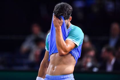 Carlos Alcaraz no está en su mejor momento físico y su continuidad en el torneo está en duda