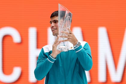 Carlos Alcaraz posa con el trofeo Butch Buchholz, después de derrotar a Casper Rudd en la final