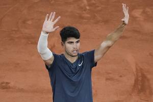 Alcaraz disipó las dudas en Roland Garros: ganó en su debut perdiendo sólo cuatro games