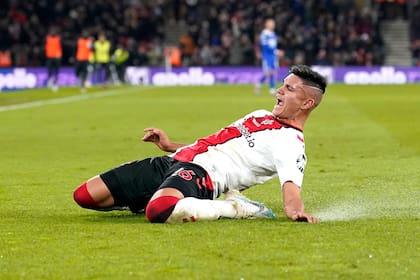 Carlos Alcaraz se dobla la rodilla izquierda en el festejo de su gol, el del triunfo de Southampton sobre Leicester por la Premier League.