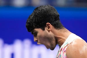 Carlos Alcaraz superó a Alexander Zverev en cuartos de final y dio un paso más hacia la defensa del título