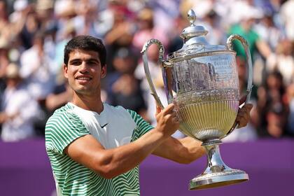 Carlos Alcaraz venció a Alex De Miñaur en la final del tradicional torneo de Queen's; el español regresa a la cima del ranking antes de Wimbledon
