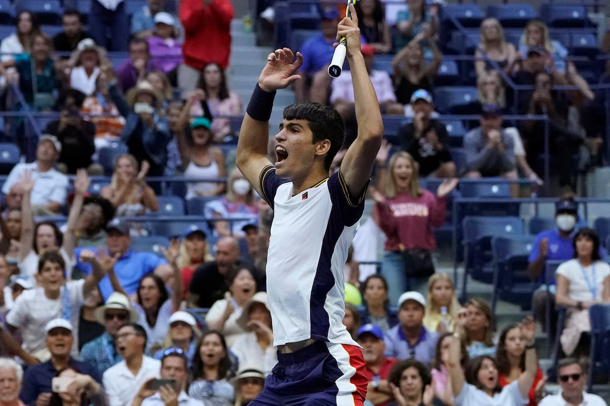 Carlos Alcaraz venció Stefanos Tsitsipas en 4h7m y pasó a los octavos de final del Abierto de Estados Unidos; el español de 18 años es una promesa del tenis que empieza a cristalizarse.