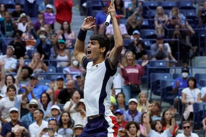 Carlos Alcaraz venció Stefanos Tsitsipas en 4h7m y pasó a los octavos de final del Abierto de Estados Unidos; el español de 18 años es una promesa del tenis que empieza a cristalizarse.