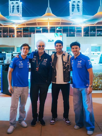 Carlos Alcaraz visitó el hospitality de Alpine en Bahréin y se reunió con Franco Colapinto, Flavio Briatore y Pierre Gasly (Foto: Instagram @alpinef1team)
