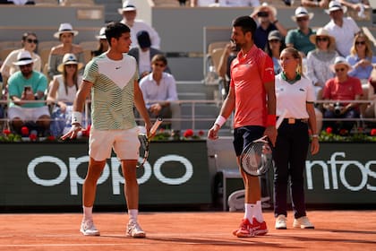 Carlos Alcaraz y Novak Djokovic en su semifinal de Roland Garros, traumática para el español y magnífica para el serbio; en Wimbledon volverán a chocar, pero ya por la corona.