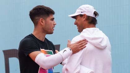 Carlos Alcaraz y Rafa Nadal; el murciano siente que aún está muy lejos de los logros del zurdo de Manacor