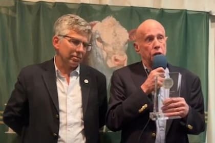 Carlos Alejandro de La Tour d´Auvergne, presidente de Hereford, con Alejandro de La Tour d’Auvergne, que recibió el reconocimiento por su trayectoria y vinculación con la raza