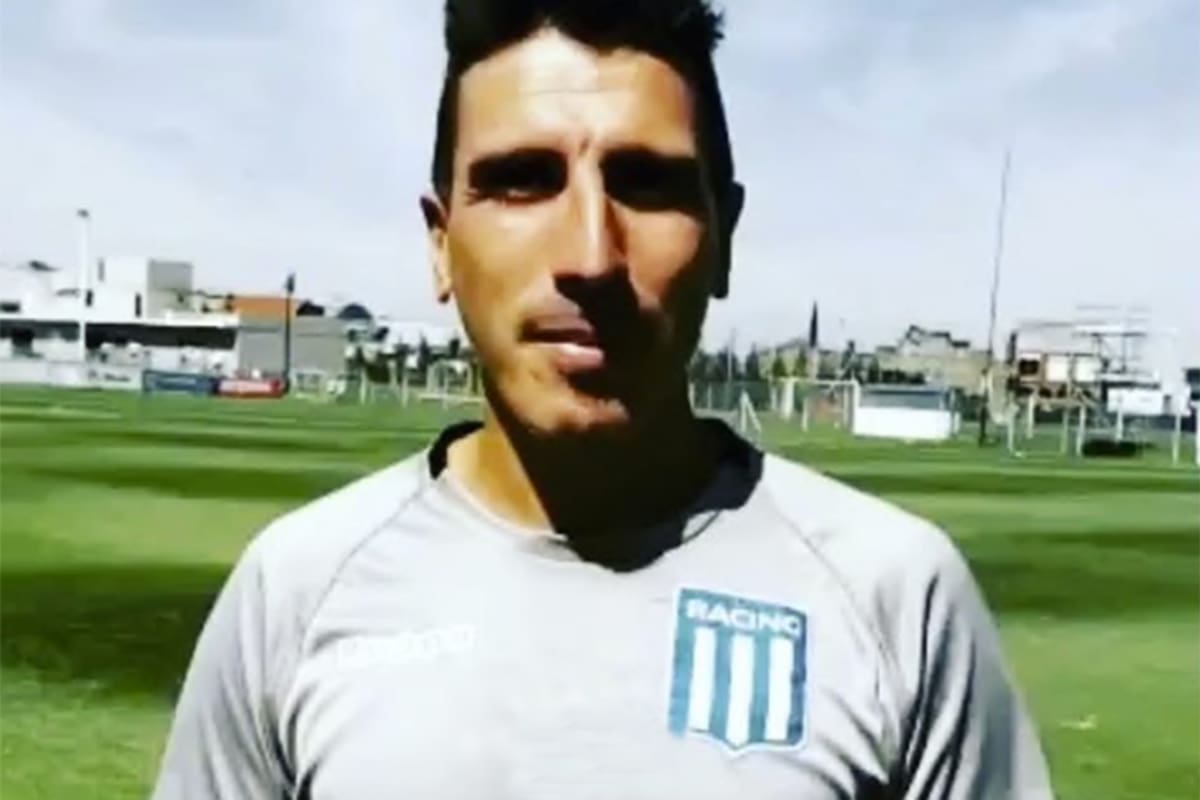 Carlos Arano dirige la quinta división de Racing; por ahora, el club no se ha manifestado sobre el episodio.