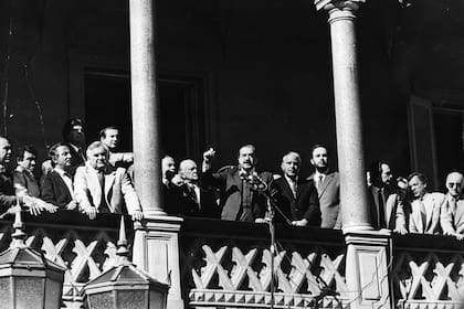"¡Felices Pascuas, la casa está en orden y no hay sangre en la Argentina!" dijo Alfonsín en el balcón de la Casa Rosada, al regresar de Campo de Mayo, ante una multitud. Lo acompañaban Carlos Auyero, Carlos Grosso, José Luis Manzano, Antonio Cafieron, Edison Otero, Vicente Leonides Saadi, Armando Cavalieri, Hugo Custo