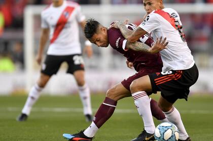 Carlos Auzqui contra su exclub: su incorporación en la formación le salió caro a Lanús