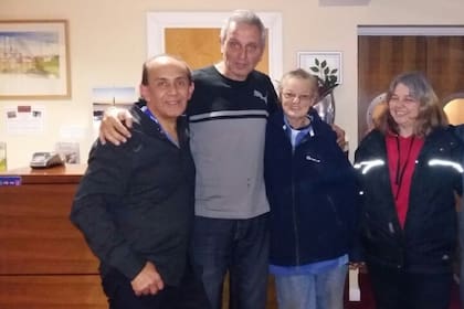 Carlos Azuga, Francisco La Regina, la lechera y Phyllis durante el reencuentro en 2017