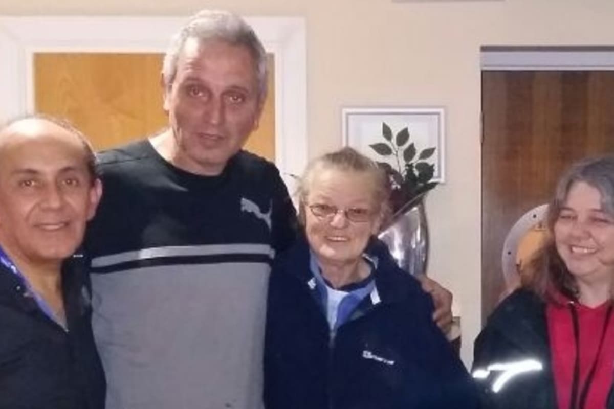 Carlos Azuga, Francisco La Regina, la lechera y Phyllis durante el reencuentro en 2017