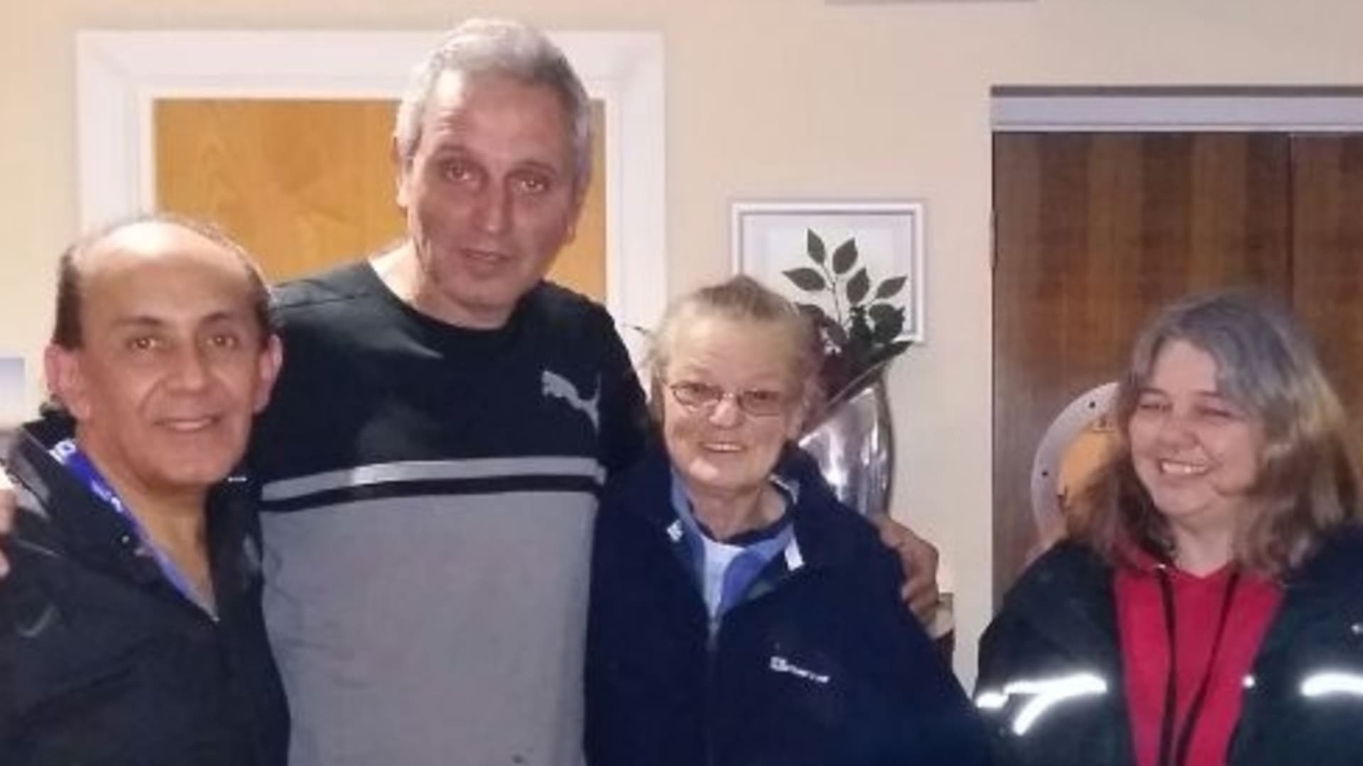 Carlos Azuga, Francisco La Regina, la lechera y Phyllis durante el reencuentro en 2017
