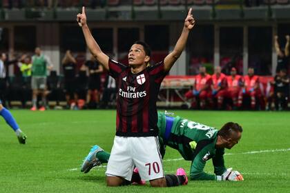 Carlos Bacca anotó su primer gol en Milan