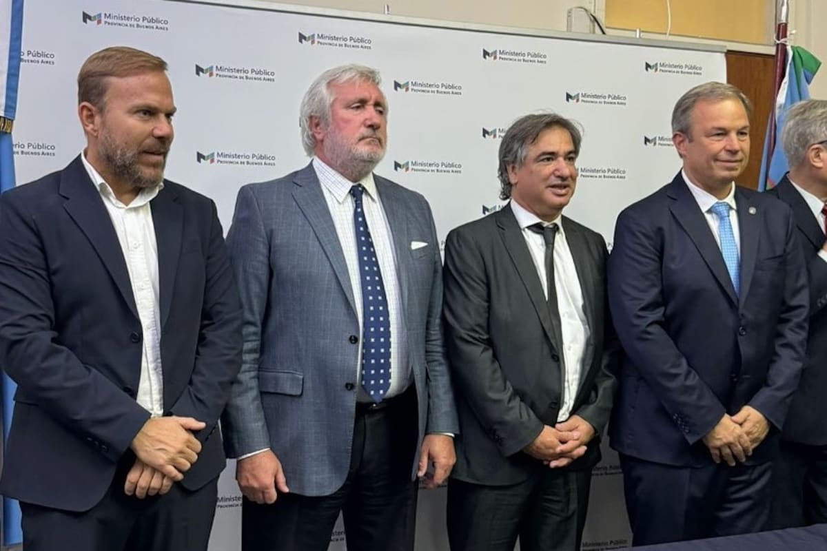 Carlos Baccini (tercero de izquierda a derecha), al jurar como fiscal general de Lomas de Zamora; junto a él, en el centro, el procurador general bonaerense, Julio Conte-Grand