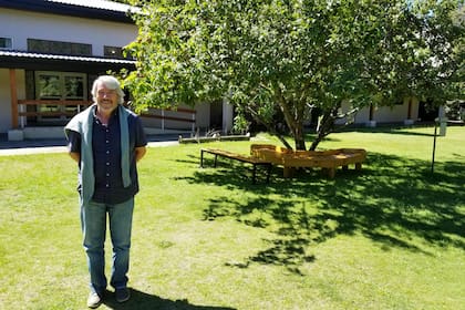 Carlos Balseiro, director del Instituto, con el retoño del célebre manzano de Newton a sus espaldas
