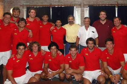 Carlos Barbieri, en 2013, junto con Luis Castillo (por entonces presidente de la UAR) y el plantel de un equipo de seven de los Pumas