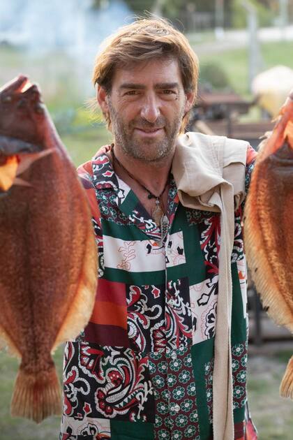 Carlos Barrera entra a veces a pescar en busca de los ejemplares que por la noche adobará con una buena ajada y pimentón de la vera y asará enteros en un gran fogonero en el jardín, en Atlántida.