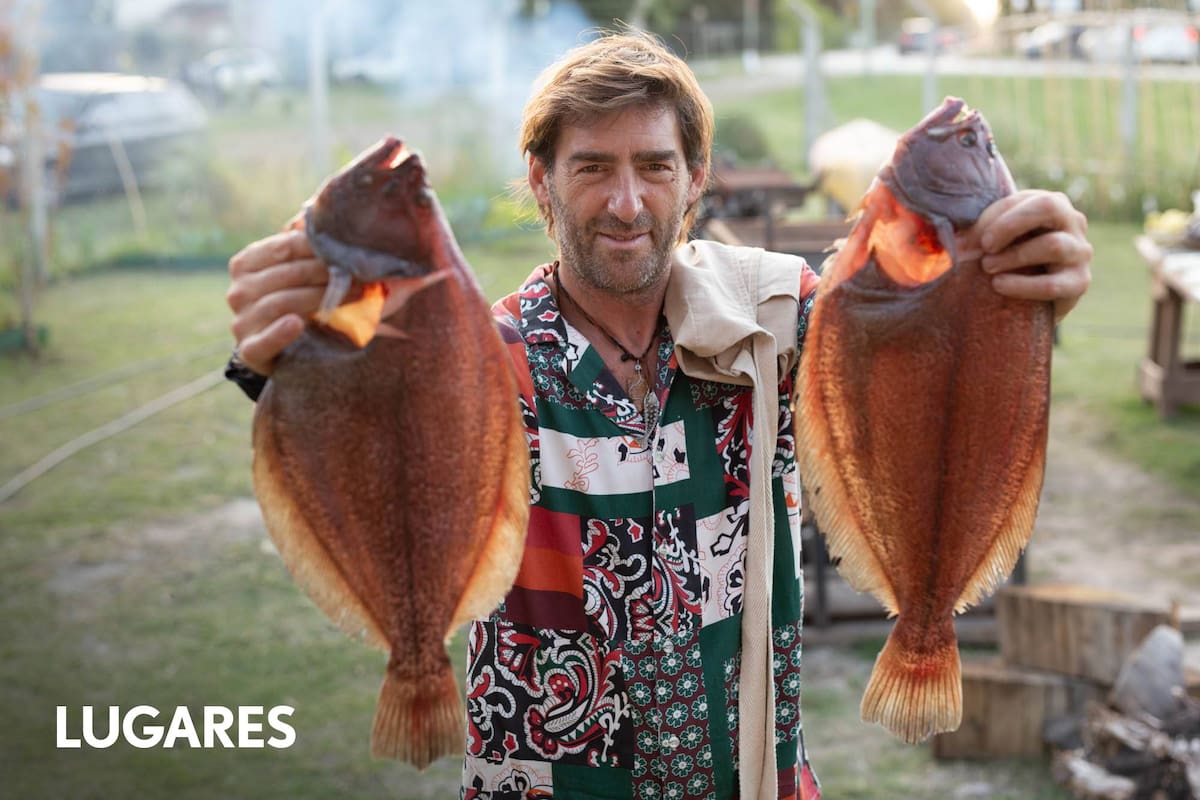 Carlos Barrera entra a veces a pescar en busca de los ejemplares que por la noche adobará con una buena ajada y pimentón de la vera y asará enteros en un gran fogonero en el jardín, en Atlántida.