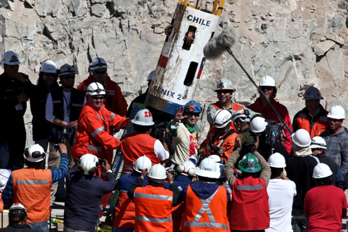 Carlos Barrios, uno de los mineros chilenos que estuvieron 70 días encerrados en la mina San José, es rescatado el 13 de octubre de 2010