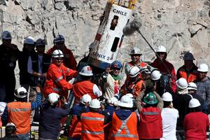 Carlos Barrios, uno de los mineros chilenos que estuvieron 70 días encerrados en la mina San José, es rescatado el 13 de octubre de 2010