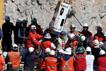 Carlos Barrios, uno de los mineros chilenos que estuvieron 70 días encerrados en la mina San José, es rescatado el 13 de octubre de 2010