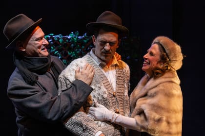 Carlos Belloso, Manuel Vignau y Laura Nevole, en escena