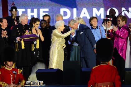 Carlos besa la mano de su madre, durante un concierto por el jubileo de la reina en 2012