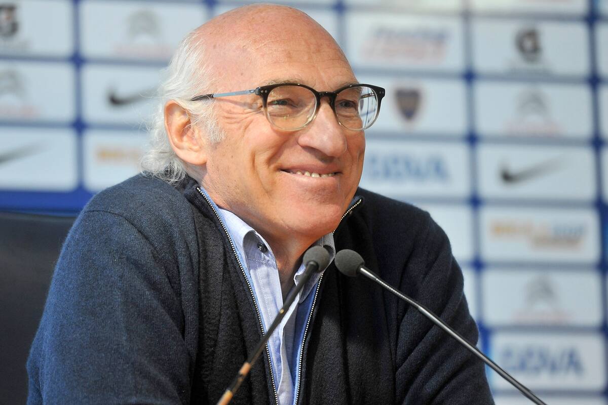 Carlos Bianchi, atacante de París Saint-Germain entre 1977 y 1979, le dio la bienvenida a Messi a París.