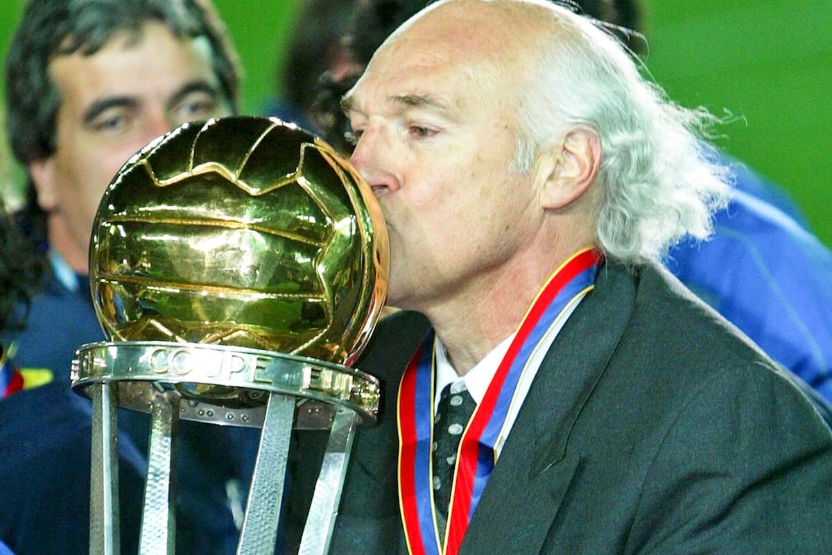 Carlos Bianchi con la copa intercontinental que ganó con Boca en 2003