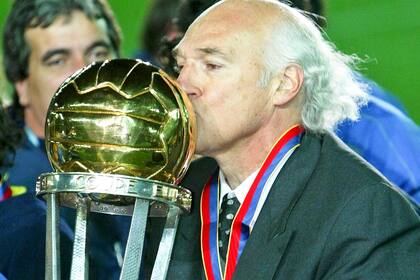 Carlos Bianchi con la copa intercontinental que ganó con Boca en 2003