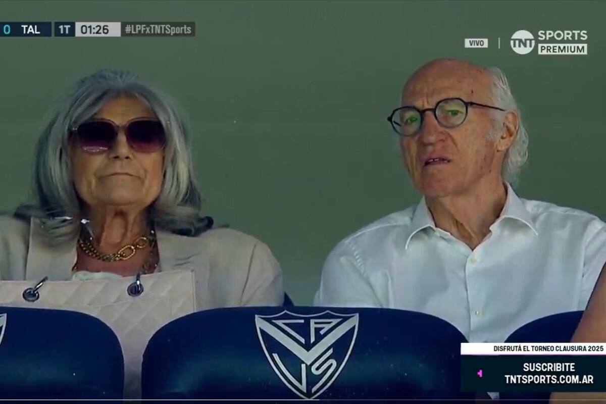 Carlos Bianchi con su esposa Margarita, en la cancha de Vélez, observando a dos equipos dirigidos por exfutbolistas suyos: Guillermo y Tevez