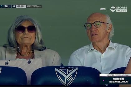 Carlos Bianchi con su esposa Margarita, en la cancha de Vélez, observando a dos equipos dirigidos por exfutbolistas suyos: Guillermo y Tevez
