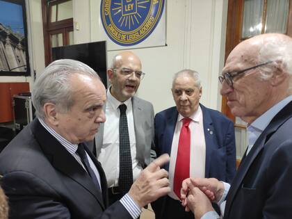 Carlos Bianchi conversa con Rafael Pascual. Atrás, Barovero y Basile.