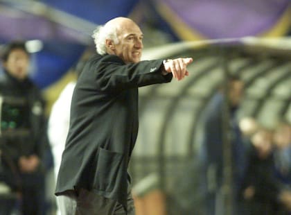 Carlos Bianchi da indicaciones durante el partido de Boca ante Real Madrid en Tokio