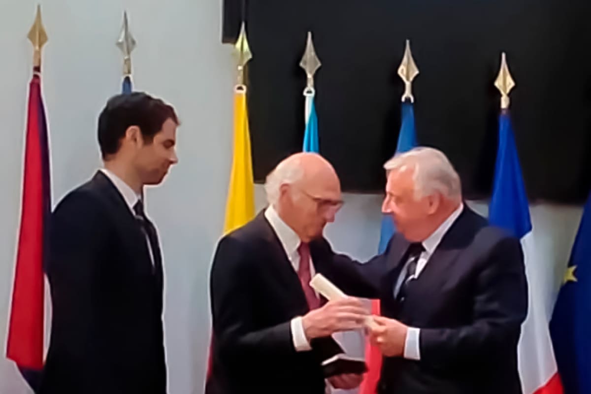Carlos Bianchi fue condecorado por el Senado francés por su contribución a las relaciones entre Francia y Argentina