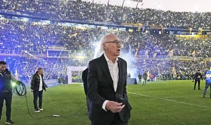 Carlos Bianchi, ingresando a la Bombonera para el partido despedida de Juan Román Riquelme