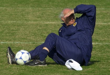Carlos Bianchi mira a los periodistas presentes en el entrenamiento de Boca en el estadio Nishigaoka, el 26 de noviembre de 2000