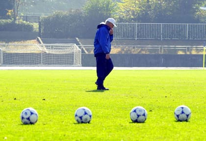 Carlos Bianchi, pensativo en una práctica de Boca en el estadio Tama Track y Field , al oeste de Tokio, el 24 de noviembre de 2000