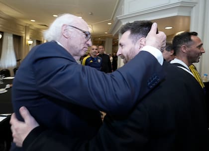 Carlos Bianchi se abraza con Lionel Messi, en la previa de la despedida de Riquelme (Javier García Martino).