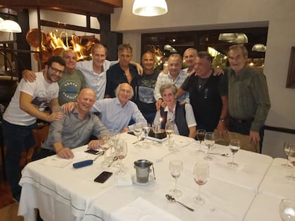 Carlos Bianchi y Carlos Ischia, compartiendo una cena con amigos en el cumpleaños de Julio Santella, el histórico preparador físico en las épocas gloriosas de Vélez y Boca