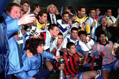 Carlos Bianchi y los jugadores de Vélez luego de vencer a Milan por 2-0 en Tokio, en 1994