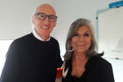 Carlos Bianchi y su señora, en el estadio Centenario.