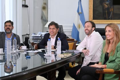 Carlos Bianco, Axel Kicillof, Pablo López y Cecilia Nicolini, en una reunión de gestión del gobernador bonaerense