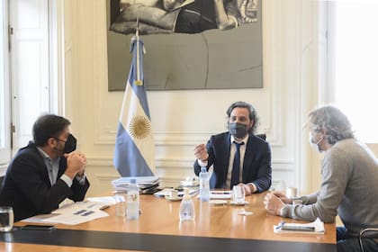 Carlos Bianco, Santiago Cafiero y Felipe Miguel, reunidos para evaluar medidas