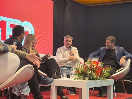 Carlos Bianco y Esteban Paulón en el acto por los 130 años del Partido Socialista.