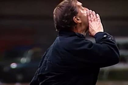 Carlos Bilardo, como técnico de Sevilla en el año 1993, grita desesperado al masajista de su equipo para que se dedique a atender a sus jugadores y no a los del rival